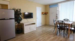 Crusader Oceanfront Resort tesisinde mutfak veya mini mutfak