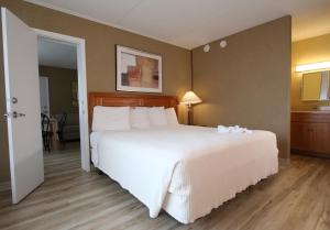 Crusader Oceanfront Resort tesisinde bir odada yatak veya yataklar
