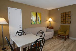 Crusader Oceanfront Resort tesisinde bir oturma alanı