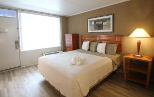 Crusader Oceanfront Resort tesisinde bir odada yatak veya yataklar