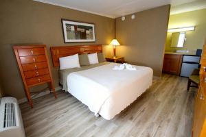 Crusader Oceanfront Resort tesisinde bir odada yatak veya yataklar