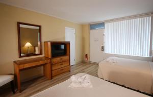 Crusader Oceanfront Resort tesisinde bir odada yatak veya yataklar