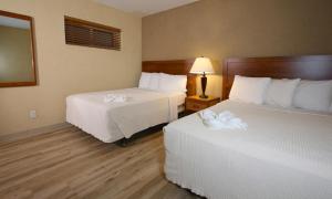 Crusader Oceanfront Resort tesisinde bir odada yatak veya yataklar