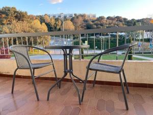 2 Stühle und ein Tisch auf dem Balkon in der Unterkunft Casa en Begur reformada in Begur