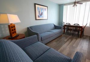 Crusader Oceanfront Resort tesisinde bir oturma alanı