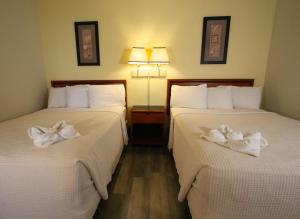 Crusader Oceanfront Resort tesisinde bir odada yatak veya yataklar