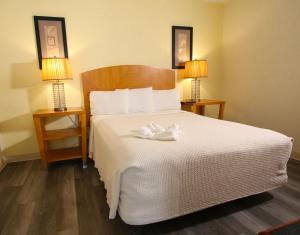 Crusader Oceanfront Resort tesisinde bir odada yatak veya yataklar