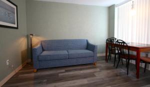 Crusader Oceanfront Resort tesisinde bir oturma alanı