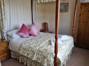Postel nebo postele na pokoji v ubytování Spacious family & dog friendly home from home with sea views and private garden