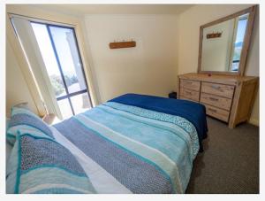 Un pat sau paturi într-o cameră la Cliff House Beachfront Villas