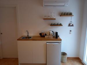 哈維亞的住宿－SOBERANA JAVEA，厨房配有水槽和台面