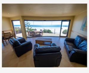 ein Wohnzimmer mit Sofas und Meerblick in der Unterkunft Cliff House Beachfront Villas in Moonta