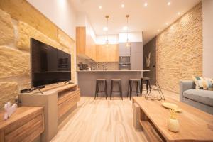 TV a/nebo společenská místnost v ubytování Nabrisa apartamento moderno en pleno centro con opción a parking