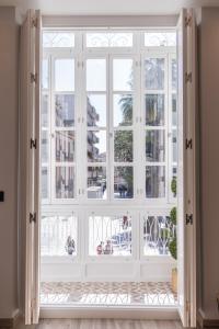 een groot raam met uitzicht op de stad bij Nabrisa apartamento moderno en pleno centro con opción a parking in Cartagena