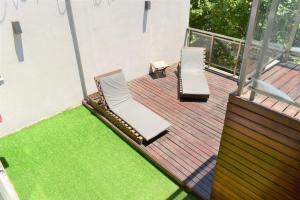 balcone con 2 sedie a sdraio sul tetto di Syrah Suites a Buenos Aires