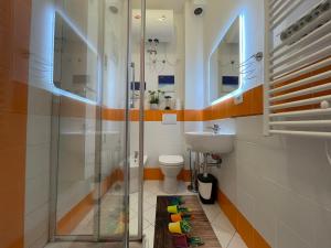 La salle de bains est pourvue d'une douche, de toilettes et d'un lavabo. dans l'établissement Le Palme 98 "Casa Vacanze", à Lido di Camaiore