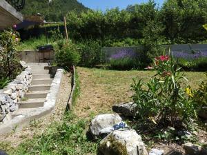 - un jardin avec des escaliers et des fleurs dans une cour dans l'établissement Villa 180 m² proche 3 vallées et station thermale, à Champoulet