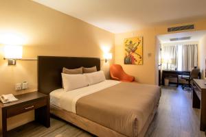 Un pat sau paturi într-o cameră la Hotel Rocaval San Cristóbal de las Casas