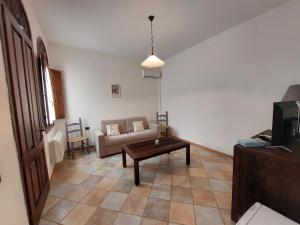 salon z kanapą i stołem w obiekcie Hotel La Corte Rosada w mieście Villasimius