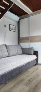 1 dormitorio con 1 cama en una habitación con suelo de madera en Hiška Čatež, en Brežice