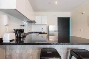 A cozinha ou cozinha compacta de Trendy Host Stelar Miraflores