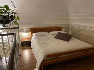 A bed or beds in a room at Katanehouse Charme