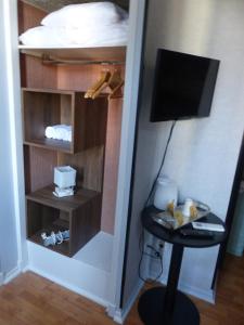 TV a/nebo společenská místnost v ubytování Hotel Le Rochegude
