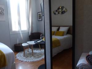 Postel nebo postele na pokoji v ubytování Hotel Le Rochegude