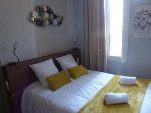 Postel nebo postele na pokoji v ubytování Hotel Le Rochegude