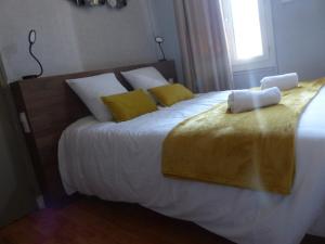 Postel nebo postele na pokoji v ubytování Hotel Le Rochegude