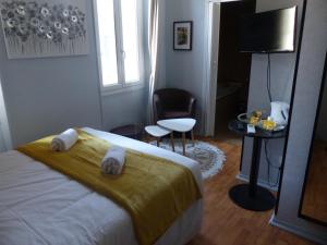 Postel nebo postele na pokoji v ubytování Hotel Le Rochegude