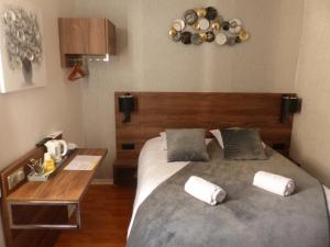 Postel nebo postele na pokoji v ubytování Hotel Le Rochegude