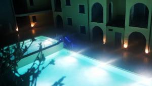 una piscina vuota di notte con luci di Sea Paradise Apartment a Valledoria
