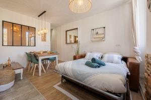 Ένα ή περισσότερα κρεβάτια σε δωμάτιο στο Woods Natural Hyper centre Fontaine Moussue