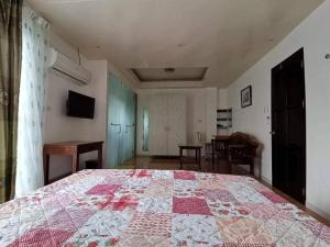 1 dormitorio con 1 cama con edredón en Marlene's Hilltop Villa en Cebu City