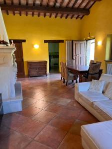 salon z kanapą i stołem w obiekcie Agriturismo Ca'Verdeselle w mieście Fermignano