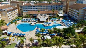 uma vista aérea de um resort com uma piscina em Gran Hotel Stella Maris Urban Resort & Conventions em Salvador