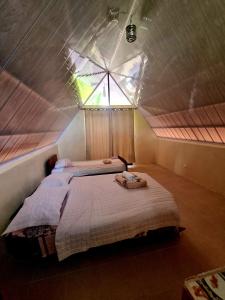 - 2 lits dans une chambre avec un toit dans l'établissement Ballena Oasis Homes (Chalets con AC), à Uvita