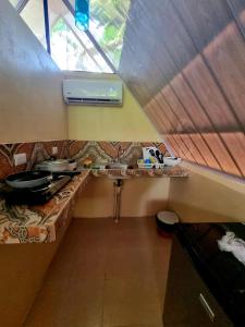 - une petite cuisine avec un canapé dans une petite maison dans l'établissement Ballena Oasis Homes (Chalets con AC), à Uvita