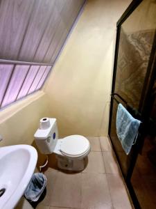 un bagno con un water e un lavandino di Ballena Oasis Homes & Glamping a Uvita