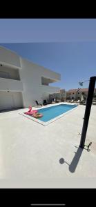 Der Swimmingpool an oder in der Nähe von Villa Iva Vodice