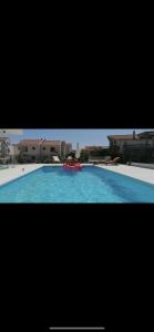 una gran piscina con un objeto rojo. en Villa Iva Vodice en Vodice