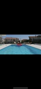 Der Swimmingpool an oder in der Nähe von Villa Iva Vodice