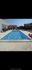Der Swimmingpool an oder in der Nähe von Villa Iva Vodice