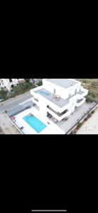 Der Swimmingpool an oder in der Nähe von Villa Iva Vodice