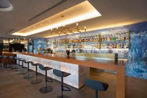 um bar com uma fila de bancos num restaurante em Negroponte Resort Eretria em Erétria