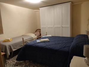 1 dormitorio con cama azul y armario en Il Rusticano, en Chianni