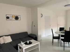 sala de estar con sofá y mesa en Apartmán Šimon en Cheb