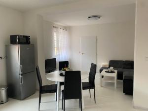 cocina y sala de estar con mesa y sillas en Apartmán Šimon en Cheb