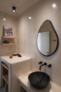 Vannas istaba naktsmītnē Areos Luxury Suites
